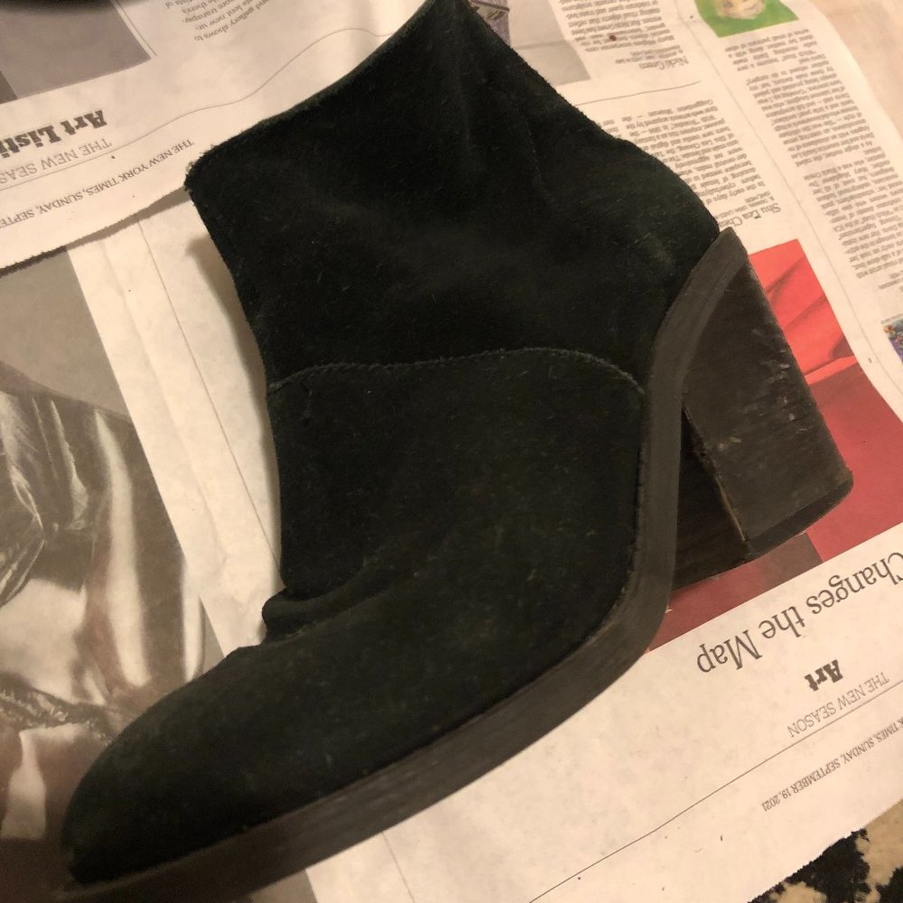 Black, suede Steve Madden suede chunky healed booties. (Size 7.5)